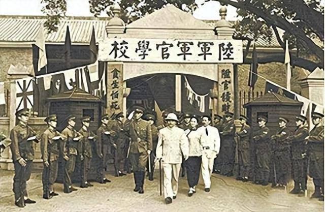 民国军官的鄙视链：保定系为何看不起黄埔系？一句话告诉你答案。民国军官有一条约定俗