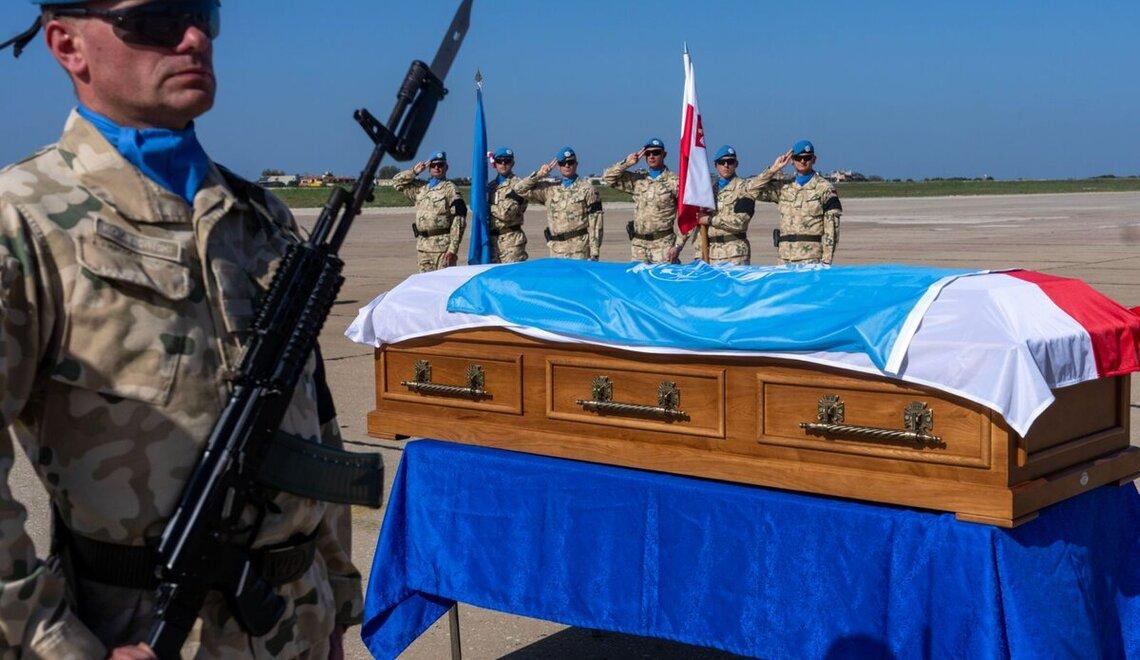 波兰军队在联合国维和部队中不受欢迎，主要是傲慢自大，不把别的国家放在眼里，美国除