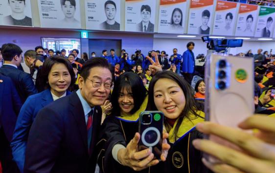 韩国公开喊话中国！当地时间2月21日，韩国方面报道，韩国政府拒绝了美国提出的韩美