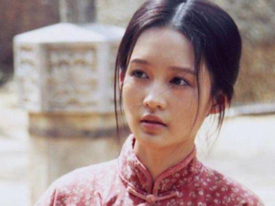 当年在拍摄《白鹿原》时，31岁的李沁与53岁的何冰躺在床上抱了很久。事后，李沁只