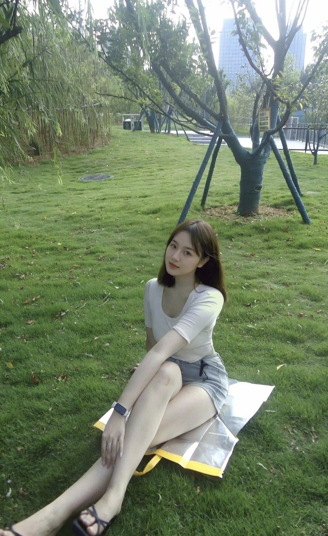 阳光洒满的午后，绿草如茵的公园，静享美好时光。🌞🌳💃