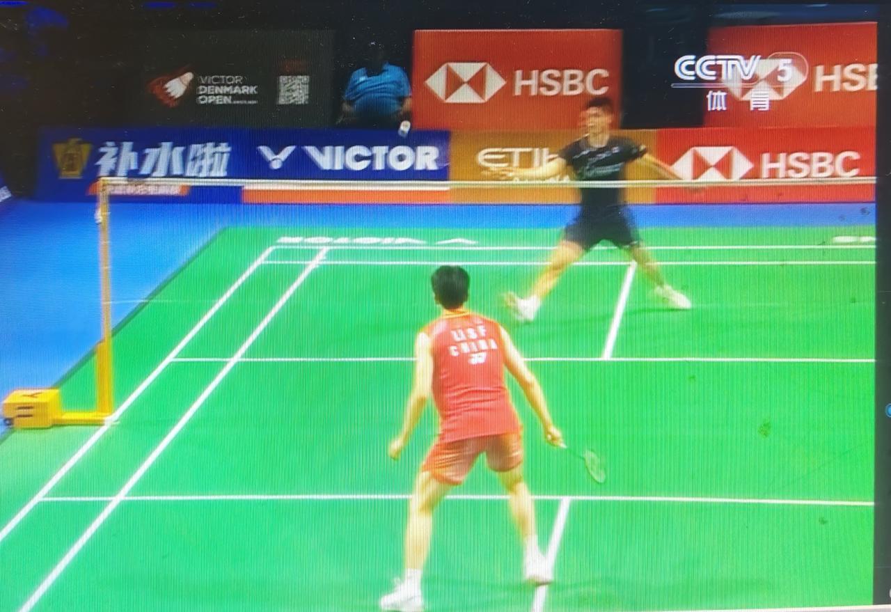 今天李诗沣在石宇奇身体不适退赛情况下扛起男单大旗，漂亮的2-0击败加拿大队杨灿，