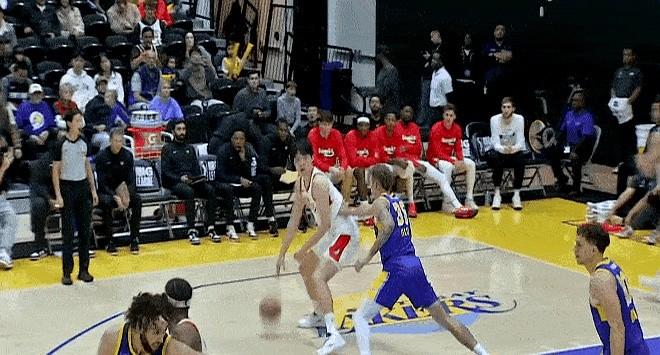 “劈扣那一下，我听见板凳席的美国人集体爆了句‘Holy——’。”第三节还剩7