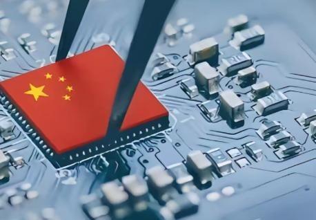 中美芯片大战，日本人发现了一个重大的秘密！美国靠着尖端芯片硬磕中国，而中国呢，却