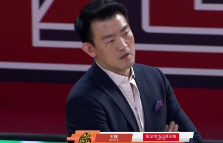中国篮球🏀一言难尽！主教练耍大牌叫板裁判！裁判水平有限平衡哨、人情哨、黑哨！乱