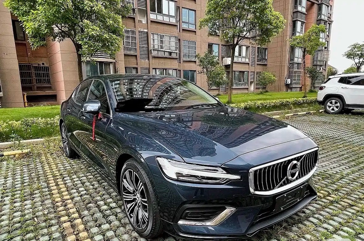 2026款沃尔沃S608月焕新上市，定位中型豪华燃油轿车。新车延续北欧简约豪华设计，线条沉稳优雅，前