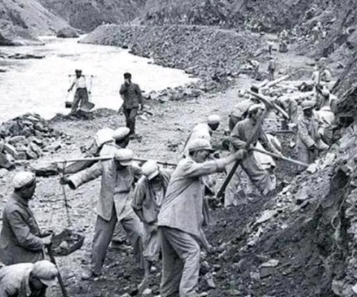 1952年藏区，18军军部的饭点刚开，一个战士突然冲进来，他推开警卫员，一把掀翻