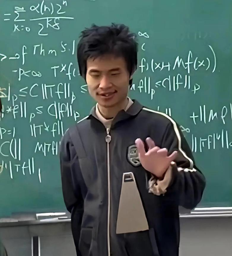 事实证明，以貌取人就是个笑话韦神他就是一个最硬核的证明，他虽穿着朴素样貌平凡，