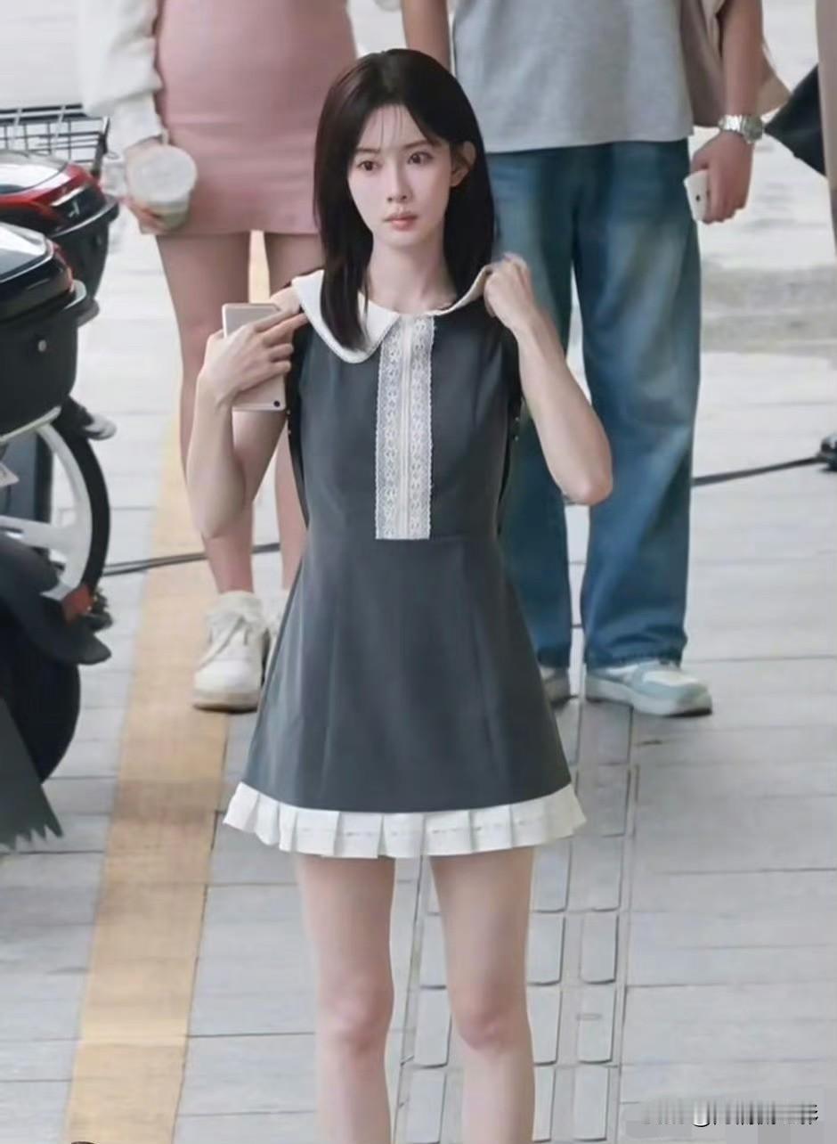孟子义《爱在无尽夏》放出新路透，一身shushutong无袖连衣裙造型出圈。不少