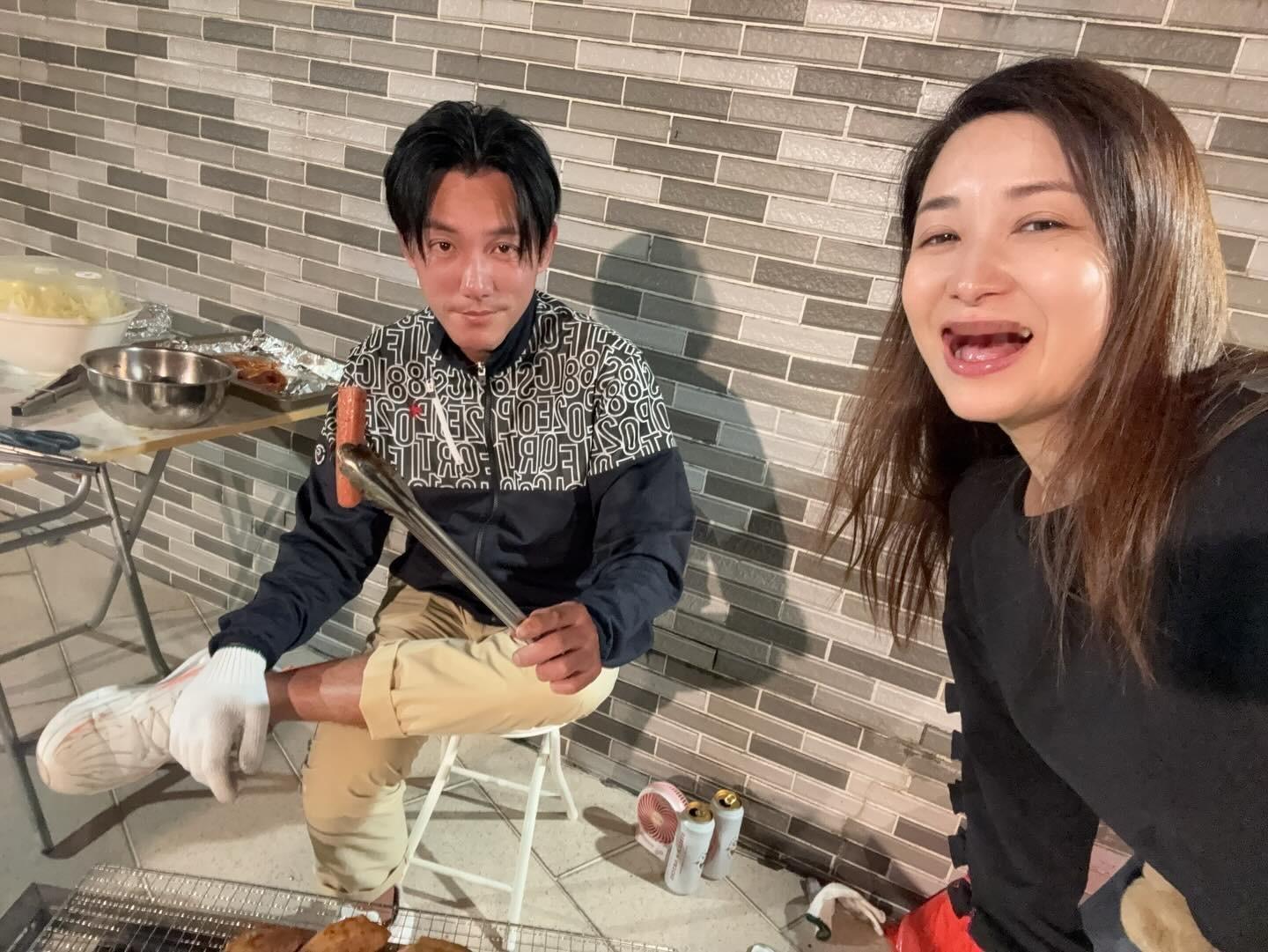 跨年夜张颖康一家在家BBQ