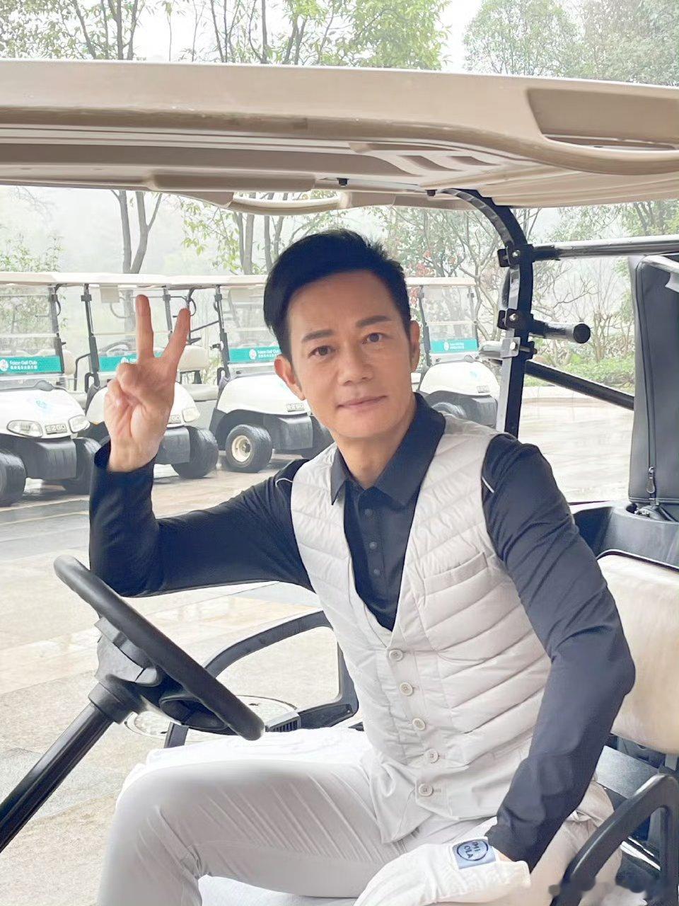 夜色正浓是张兆辉李骏二搭他们的角色拿捏的很到位，张兆辉和李骏二搭太绝了！《夜色正