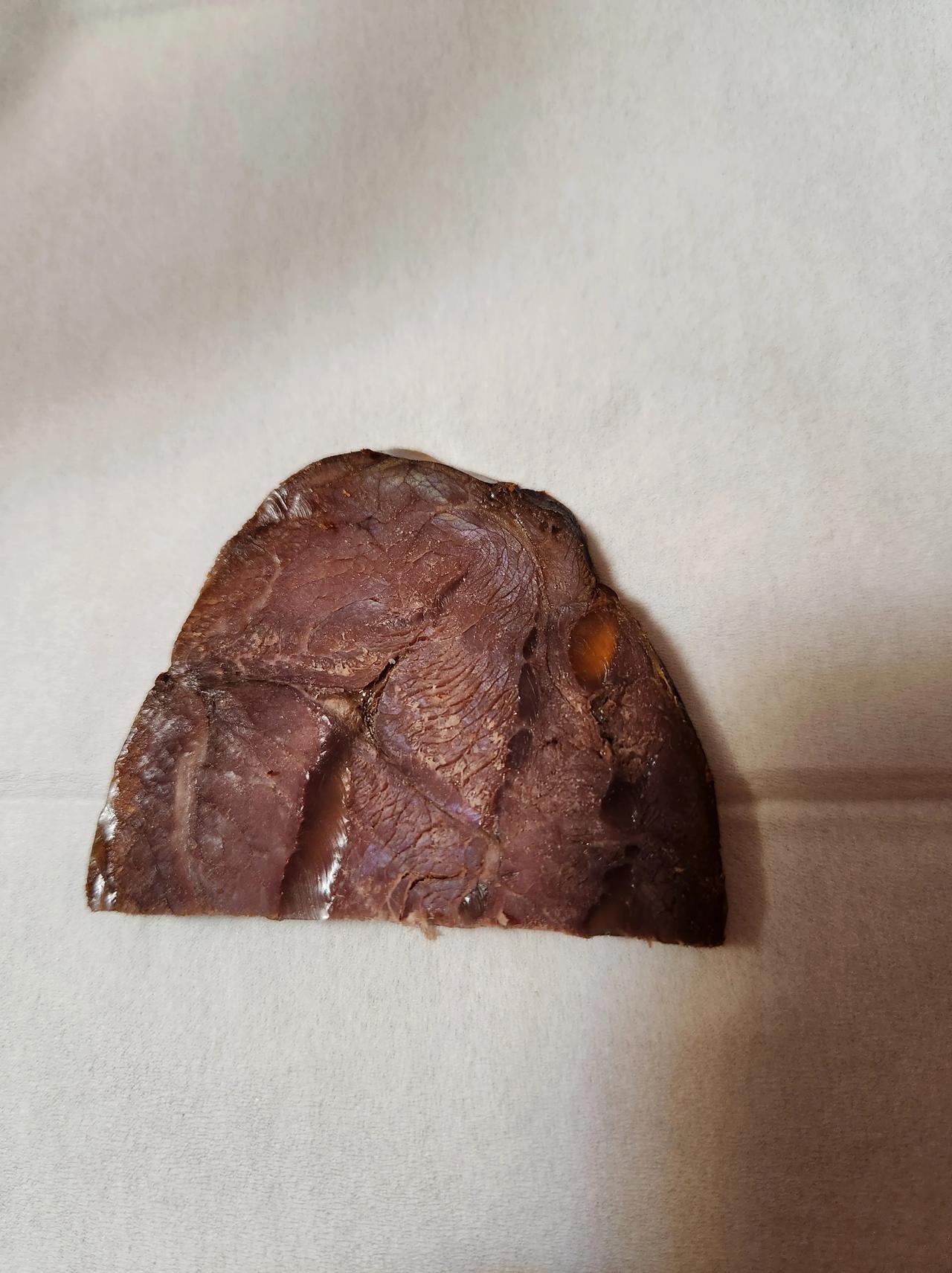 来个卤菜大师，看看这个牛肉是真的吗？单位发的卤牛肉，没有异味，都快吃完了，发觉