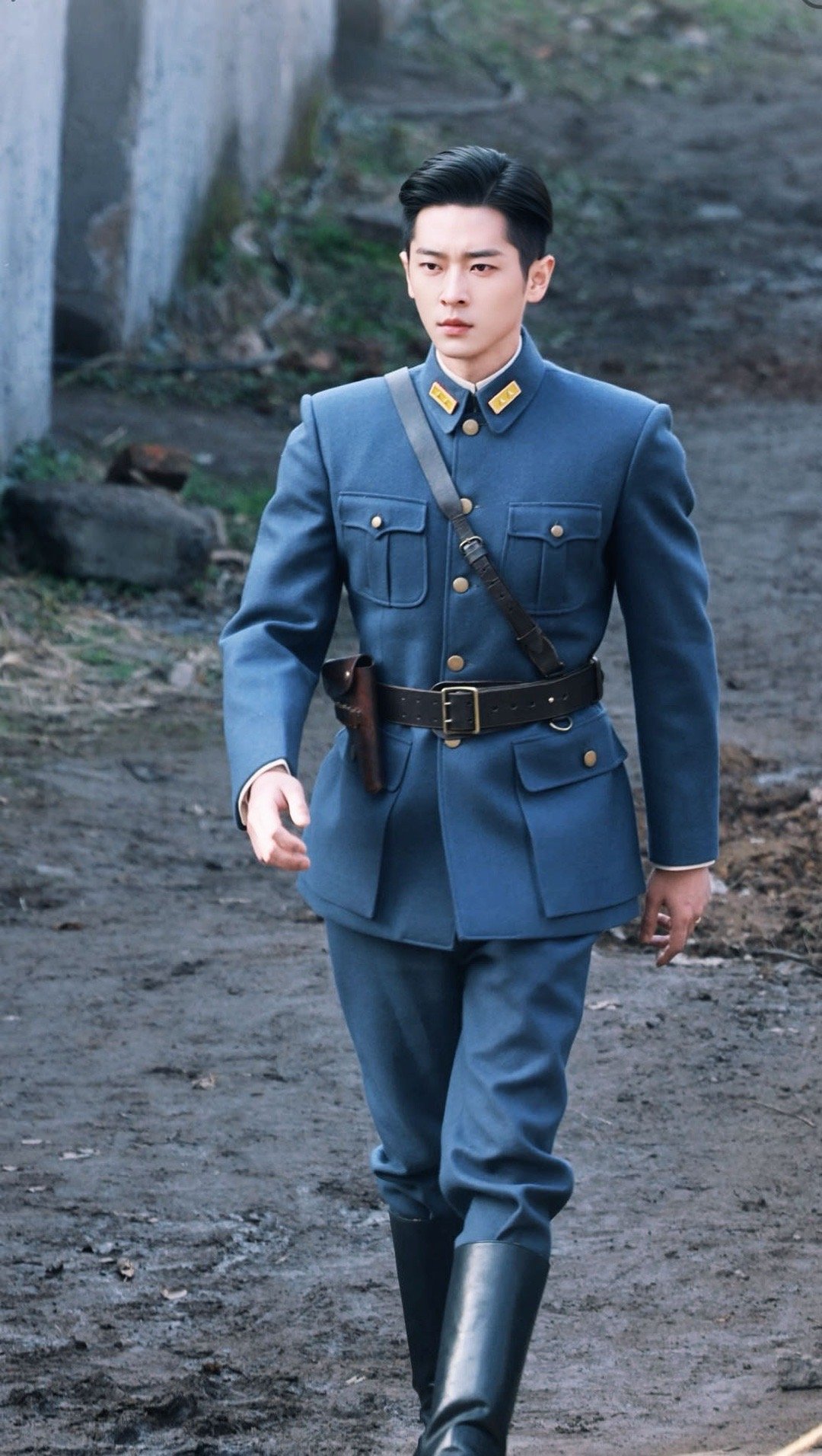 玉簟秋揽腰吻海报揽腰吻海报氛围感爆棚，眼神缱绻动作温柔，光是一张海报就甜到人心