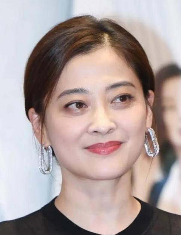 演员梅婷说：我曾经差点死过一次，38岁那年生第一胎时出了羊水栓塞的事。当时我的血