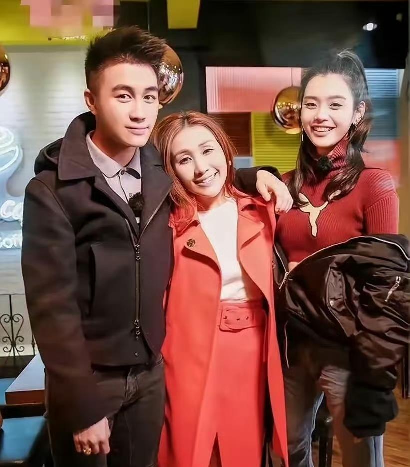 奚梦瑶最厉害的一点是，她婚后能跟小姑姐，小姑姐，婆婆都相处得都很好。她和大姑