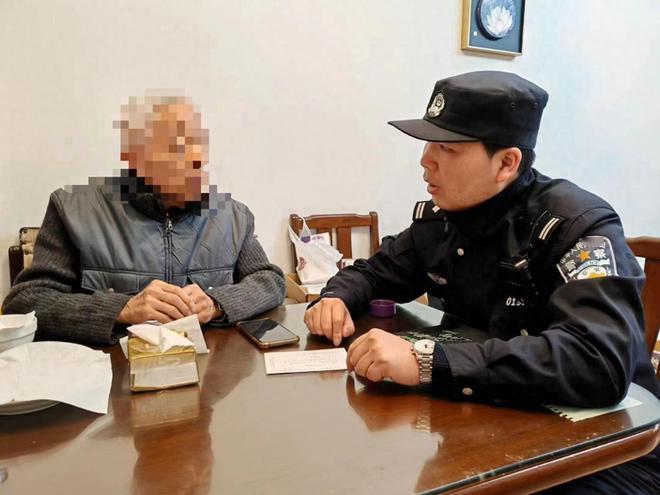 一男子莫名其妙收到1300元的转账，怕出什么问题的他选择了报警，不等民警那边传来