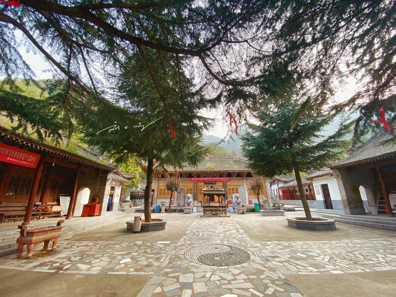 西安作为“十三朝古都”，是举世闻名的旅游城。前段时间我去西安旅游，发现其西南部的