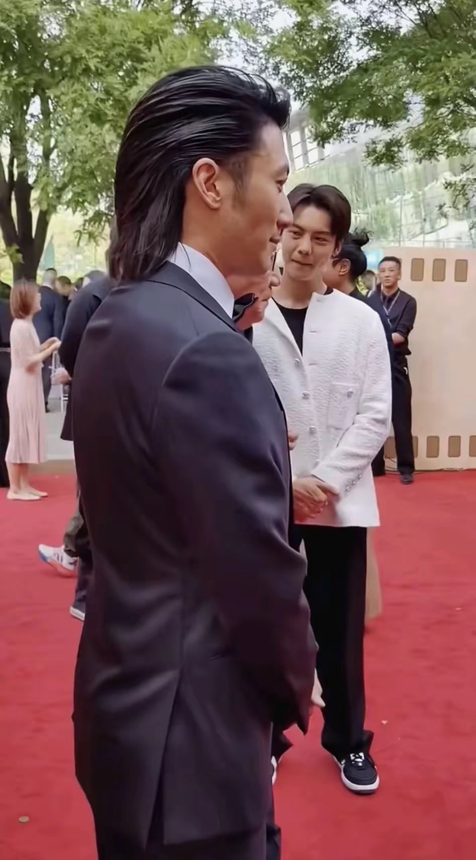 谢霆锋头发这是好久没洗了吗？都出油了，一头长发看着邋里邋遢的