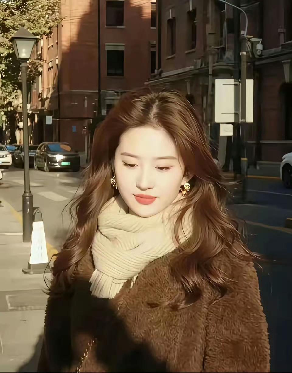 刘亦菲真不愧是神仙姐姐，从小美到大。她不常接戏，却部部精品，每次露面都能成为焦点