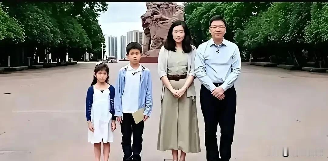 2018年1月13日，重庆歌乐山，寒风刺骨。烈士陵园里松柏肃立，一个中年男子牵着