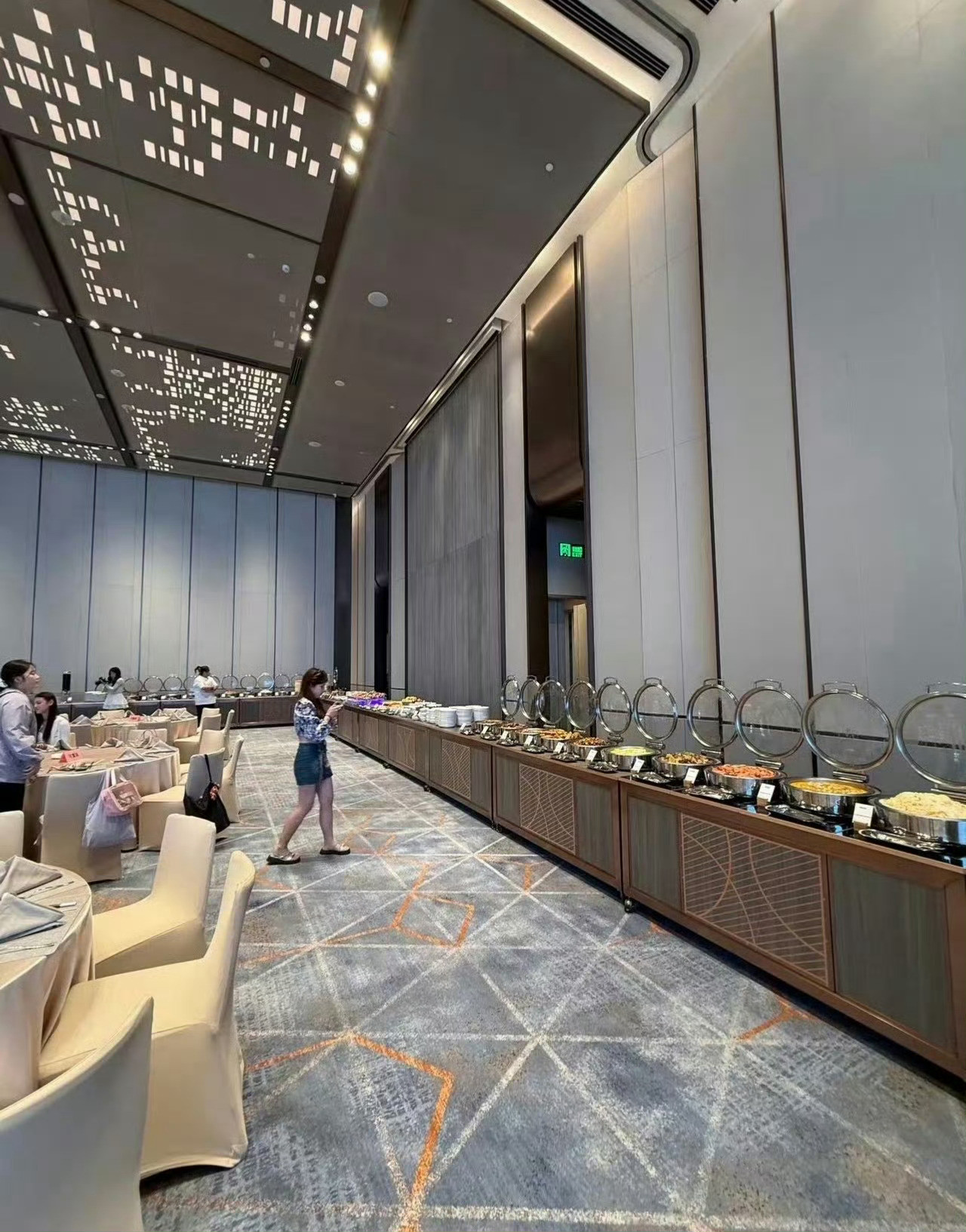 可恶啊，我不应该在大厅里吃东西吗？为什么我还在村里带娃