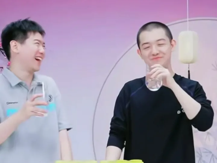 传熙去董董家到了以后，拿着手机拍拍这个，又看看那个的说“哥我想要这个”，董董说好