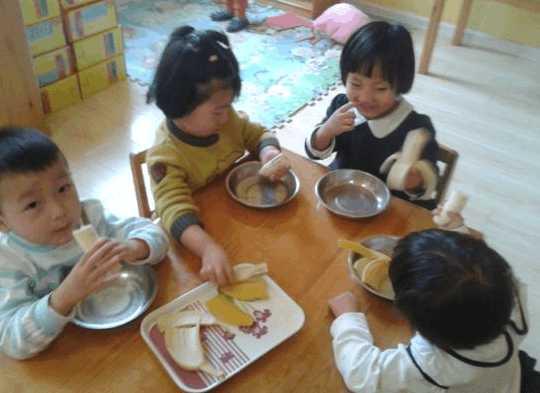 幼儿园孩子吃水果要拍照, 妈妈发现了异样
