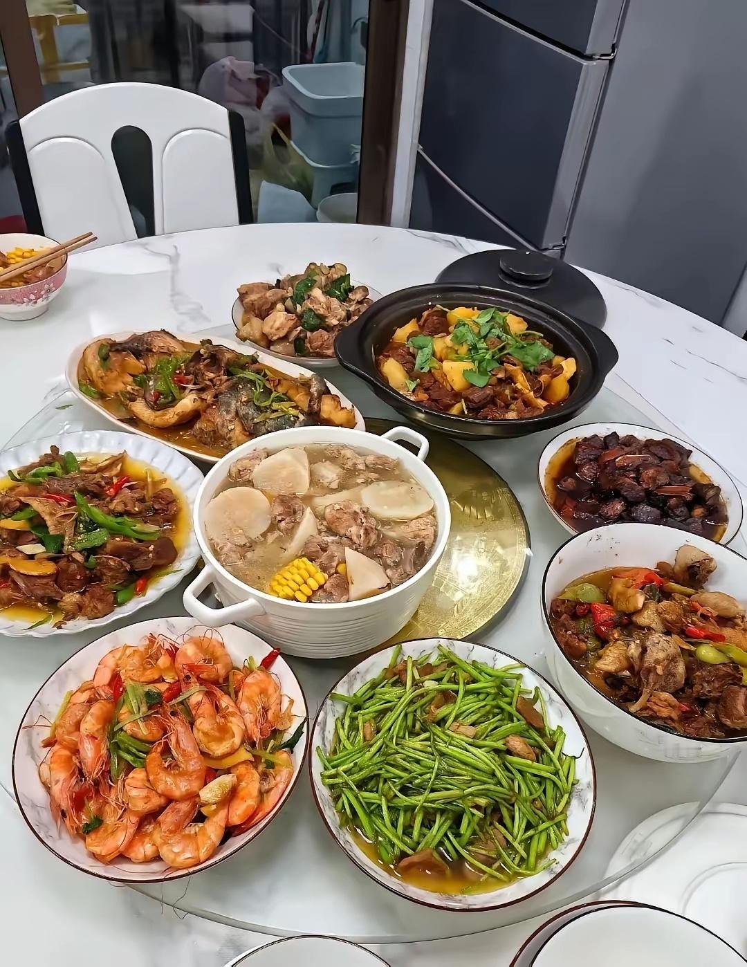 今天弟弟带女朋友回来，特意交代饭菜准备丰盛点，她女朋友是广东人，大家帮忙看一下妈