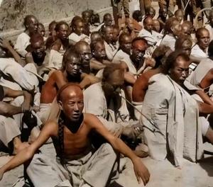 当一个知识分子开口闭口骂义和团而不骂西方列强侵略者时，那他的立场根本就不站在中华