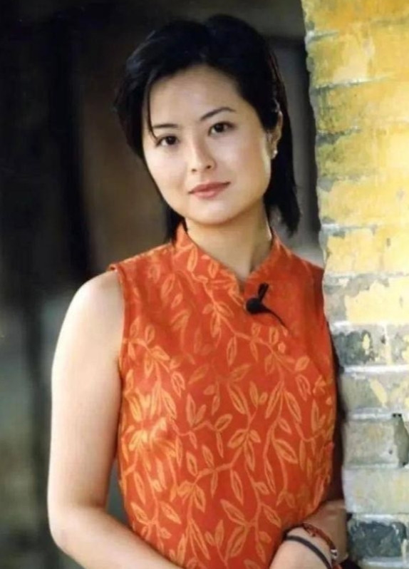 42岁的央视主持人张泉灵辞去工作后，趁着60岁的丈夫不注意，带着147万存款前往