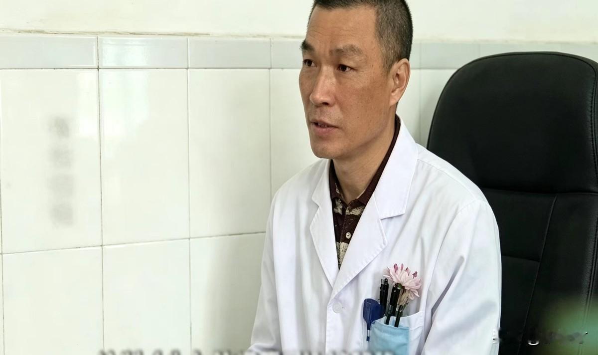 23年前嫌家里穷，扔下两个儿子拍拍屁股走人。23年后瘫在床上动不了，怕拖累现任丈