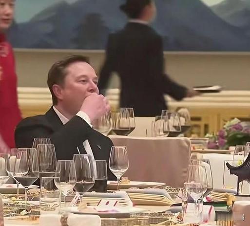 【马斯克为啥对中国格外随和？】你有没有发现？随同来访的一众商界大佬中，
