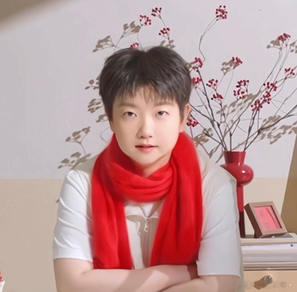 莎莎亲一口行吗？莎莎：行！冠益乳代言人孙颖莎祝冬奥选手一冠接一冠