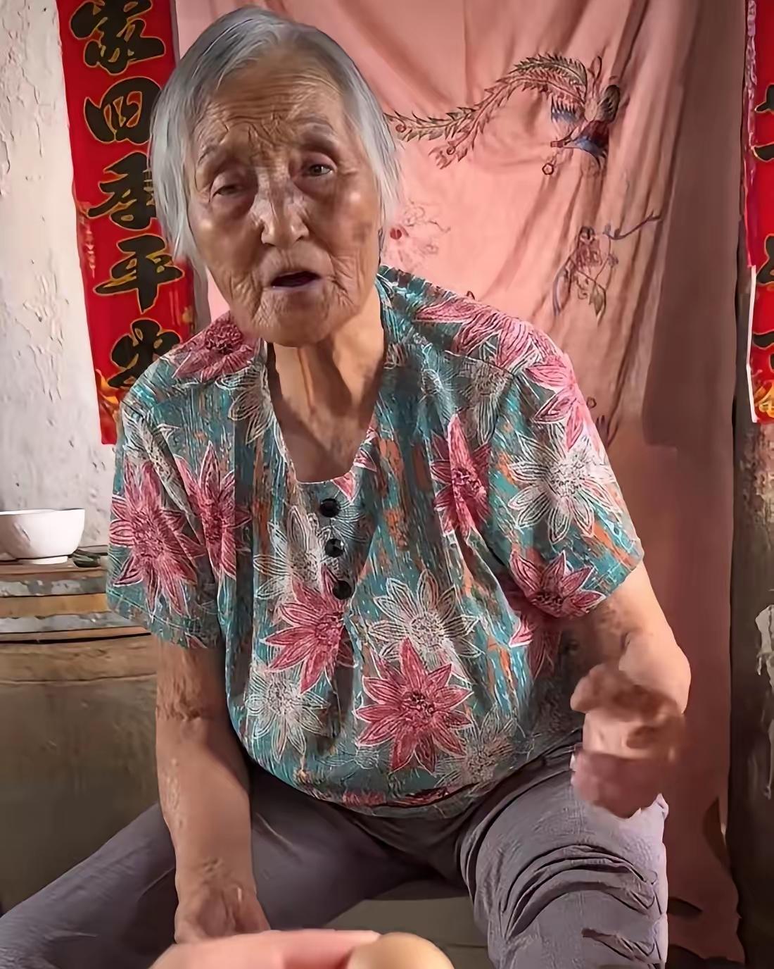 千万粉丝账号八零徐姥姥，更新卡在了8月15号，之后再也没出新视频。一千四百多万