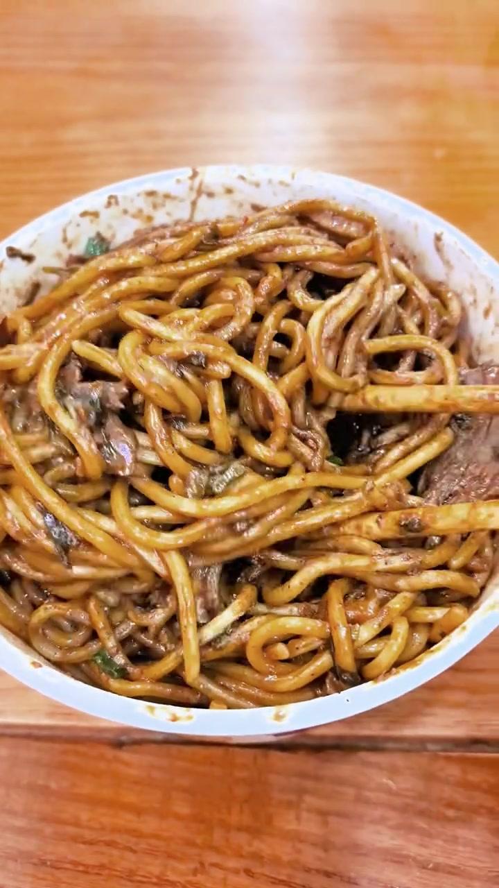 武汉吃早餐，这些特色都值得打卡！武汉早餐美食推荐：1，热干面，三鲜豆皮，油