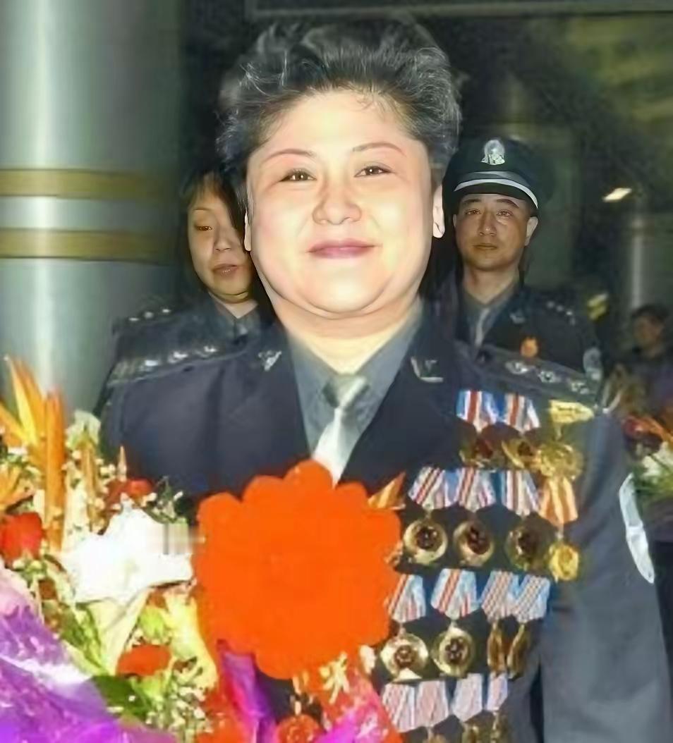 1988年的郑州火车站，三个歹徒劫持了一个“少女”，硬把她强行塞进了出租车里。