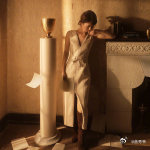 赵丽颖深信时间是最珍贵的礼物在娱乐圈的浪潮中，赵丽颖始终坚守自我。她将时间化作