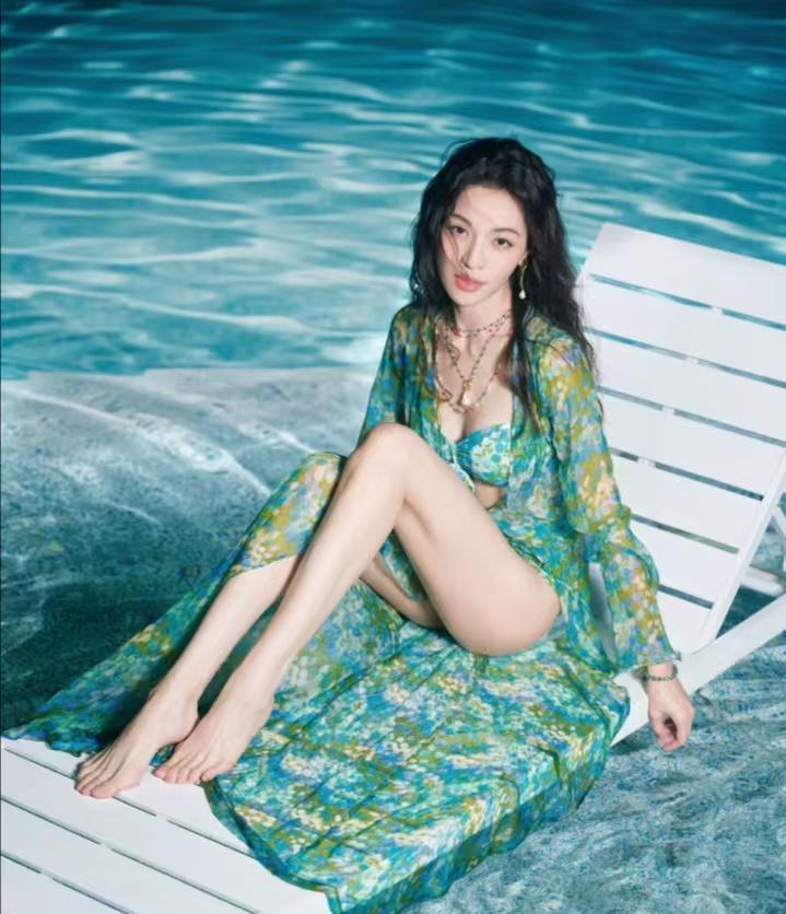 海风一吹，明星集体卸下偶像包袱是什么画风？VOGUE这场三亚红毯彻底玩疯了！2