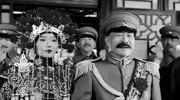 1935年，张作霖的女儿张怀英在天津街头被混混挑衅，她性子烈直接甩了一巴掌，边上