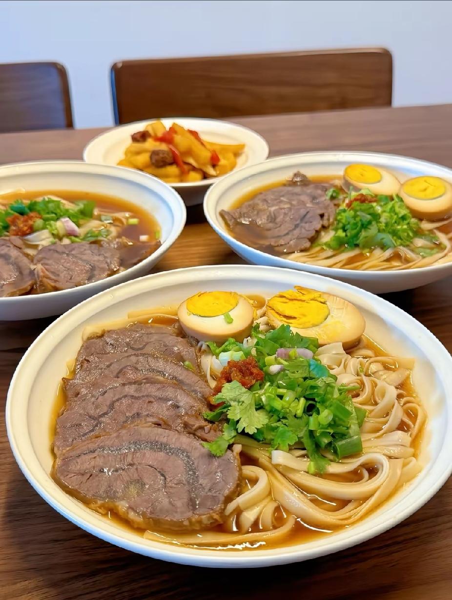 中午去朋友饭店吃饭：要一碗牛肉面，他问我要大碗还是小碗？三个人要了两大一小，