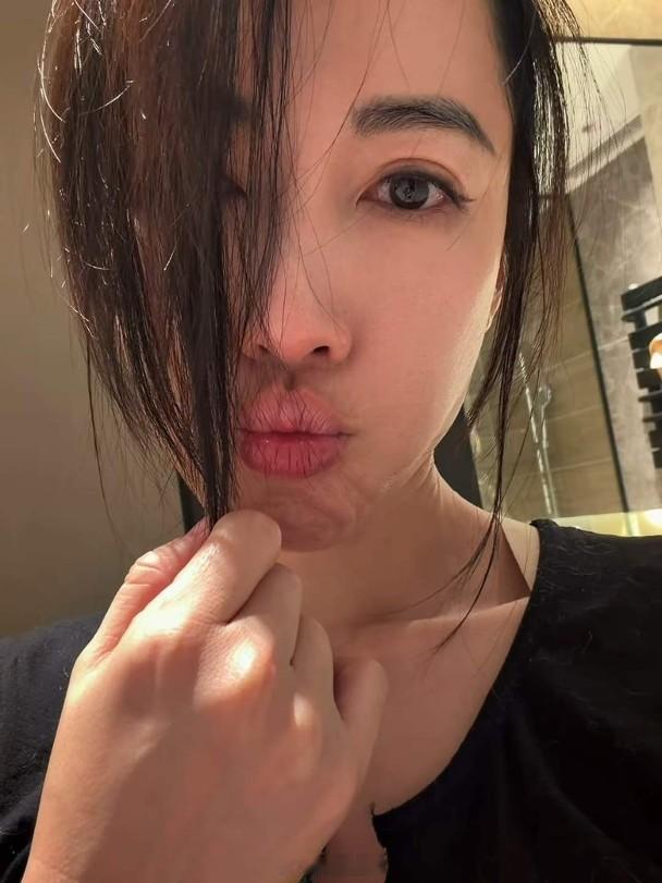 【On.cc】李施嬅內地遇沙塵暴　滑雪變滑沙認真掃興藝人李施嬅在春節假期後將要到