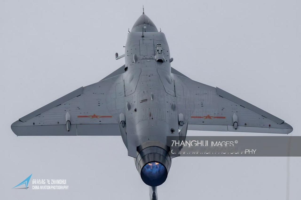 歼10S的机腹视角