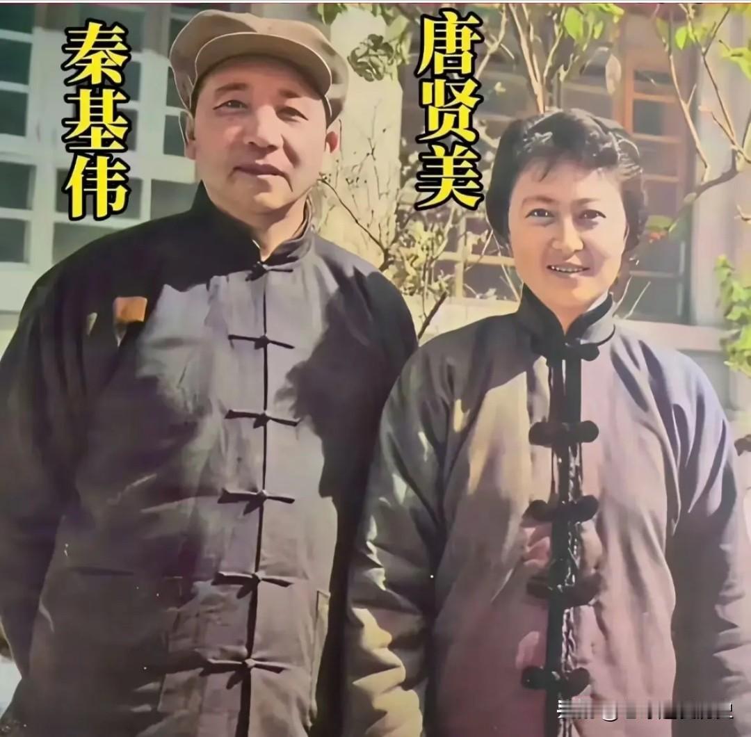 这张上世纪的珍贵合影里，开国中将秦基伟与夫人唐贤美并肩而立。身着中式便装的秦基