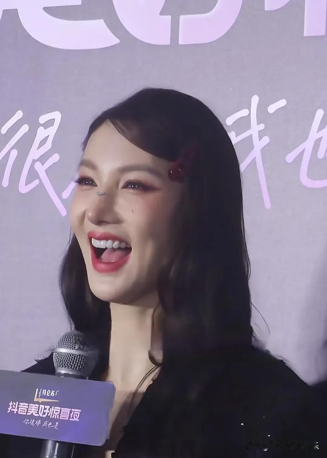 金晨估计做了幼态脸，距离上次变脸不到2个月，这回总不能甩锅给妆容吧？金晨太不