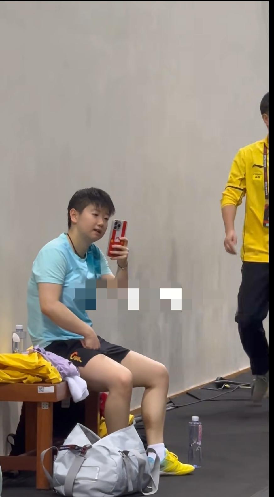 赛场之外，莎莎只是惦记家人的乖乖小姑娘翻到莎莎以前训练馆的旧视频，休息间隙