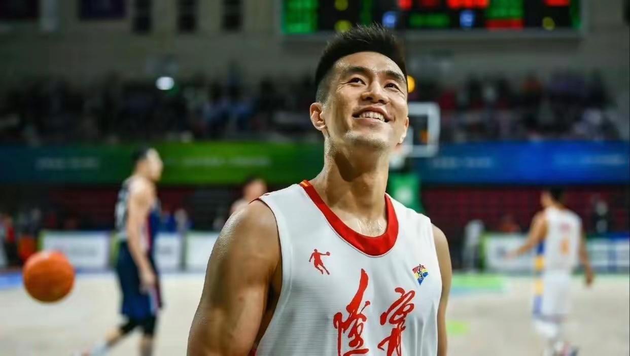 郭艾伦离开辽宁男篮后依旧是流量吸引机，这说明了一大部分球迷不是因为喜欢辽宁男篮而