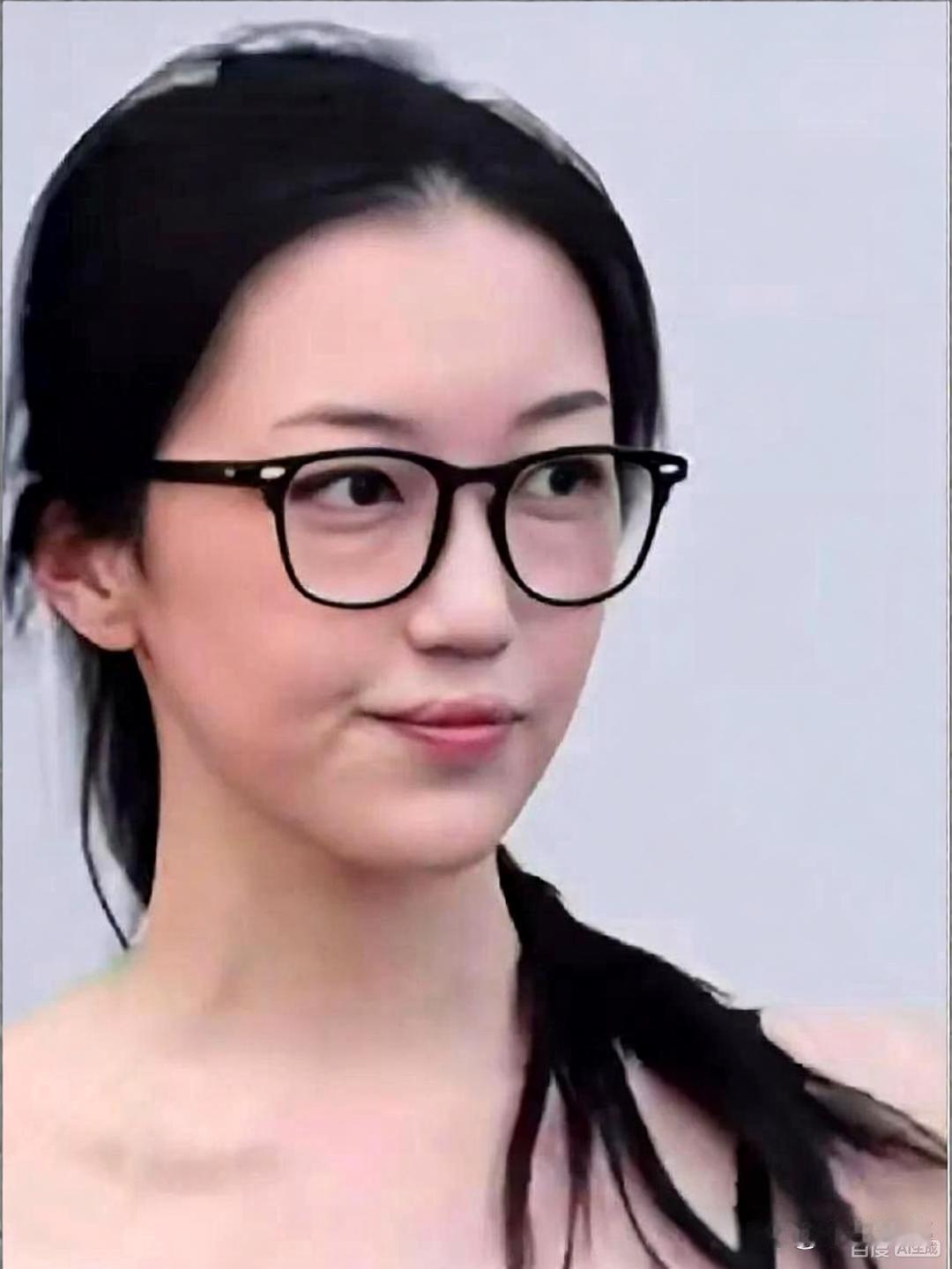 看了李嫣的嘴唇，我特地问了搞医学的表舅，她的唇腭裂会不会传给下一代，没想到表舅白了我一眼说：这事确实