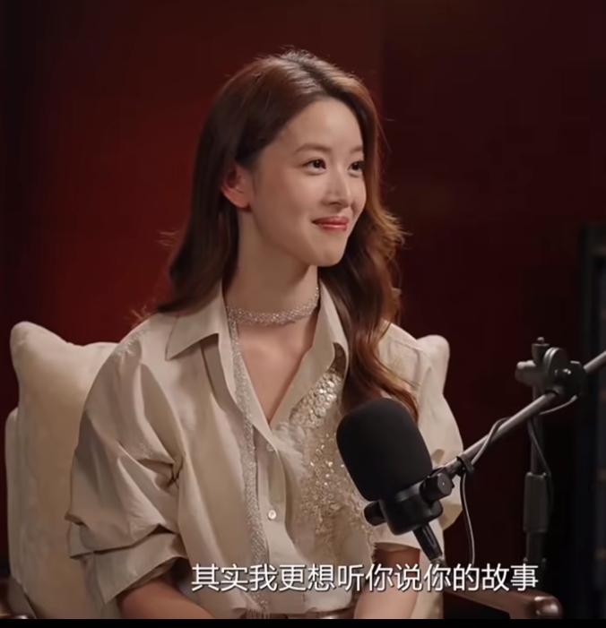果然有钱人听不到实话。何超琼说看到章泽天像年轻时的自己，这话估计只有章泽天会