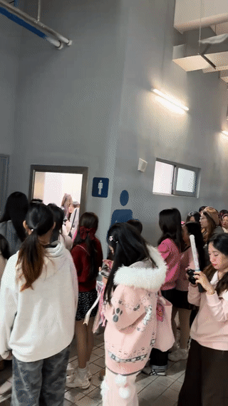 这些来看汪苏泷演唱会的女孩竟然把体育馆的男卫生间都给占了？不过这也可以理解，毕