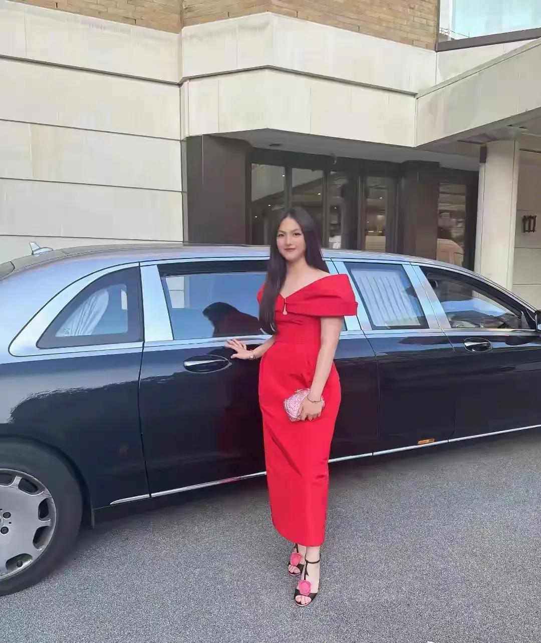 王诗龄16岁了，李湘花了大把的钱，为她在伦敦办了一场盛大的生日派对。水晶吊灯映照